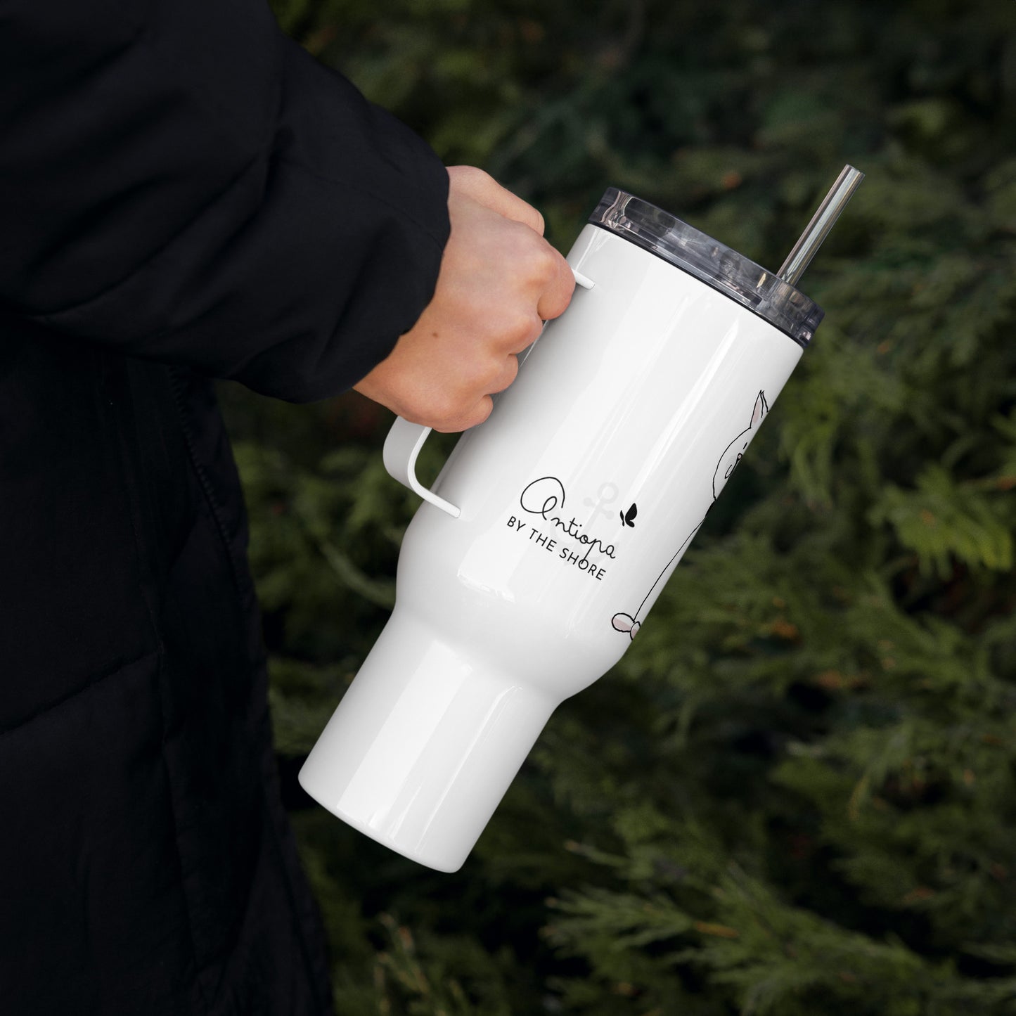 Travel mug with a handle