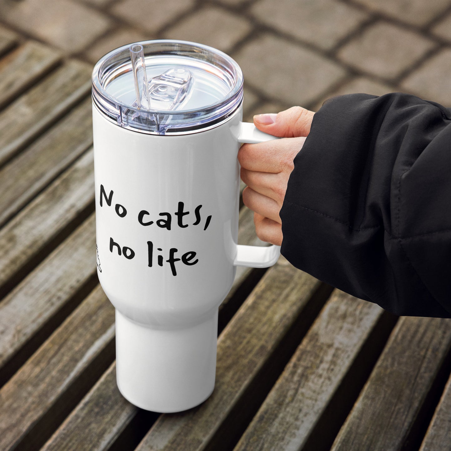 Travel mug with a handle