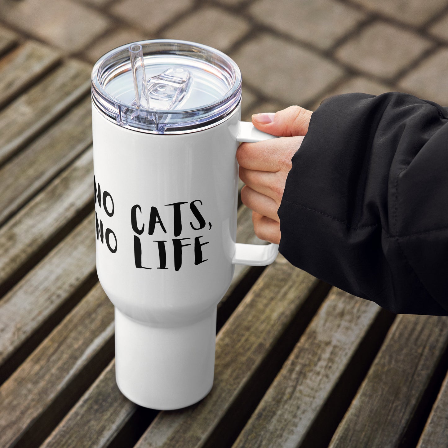 Travel mug with a handle