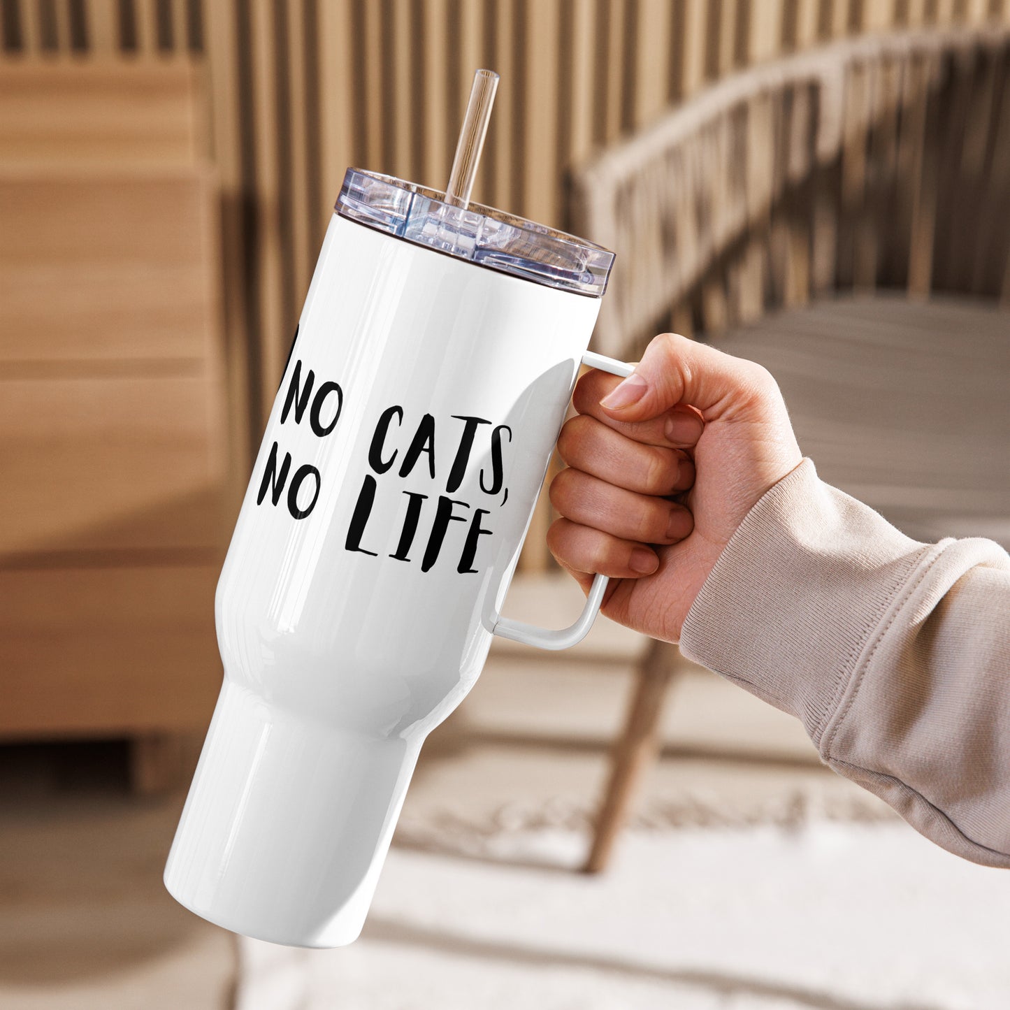 Travel mug with a handle