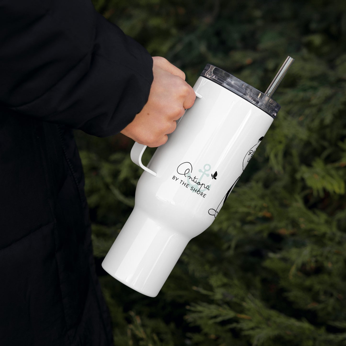 Travel mug with a handle