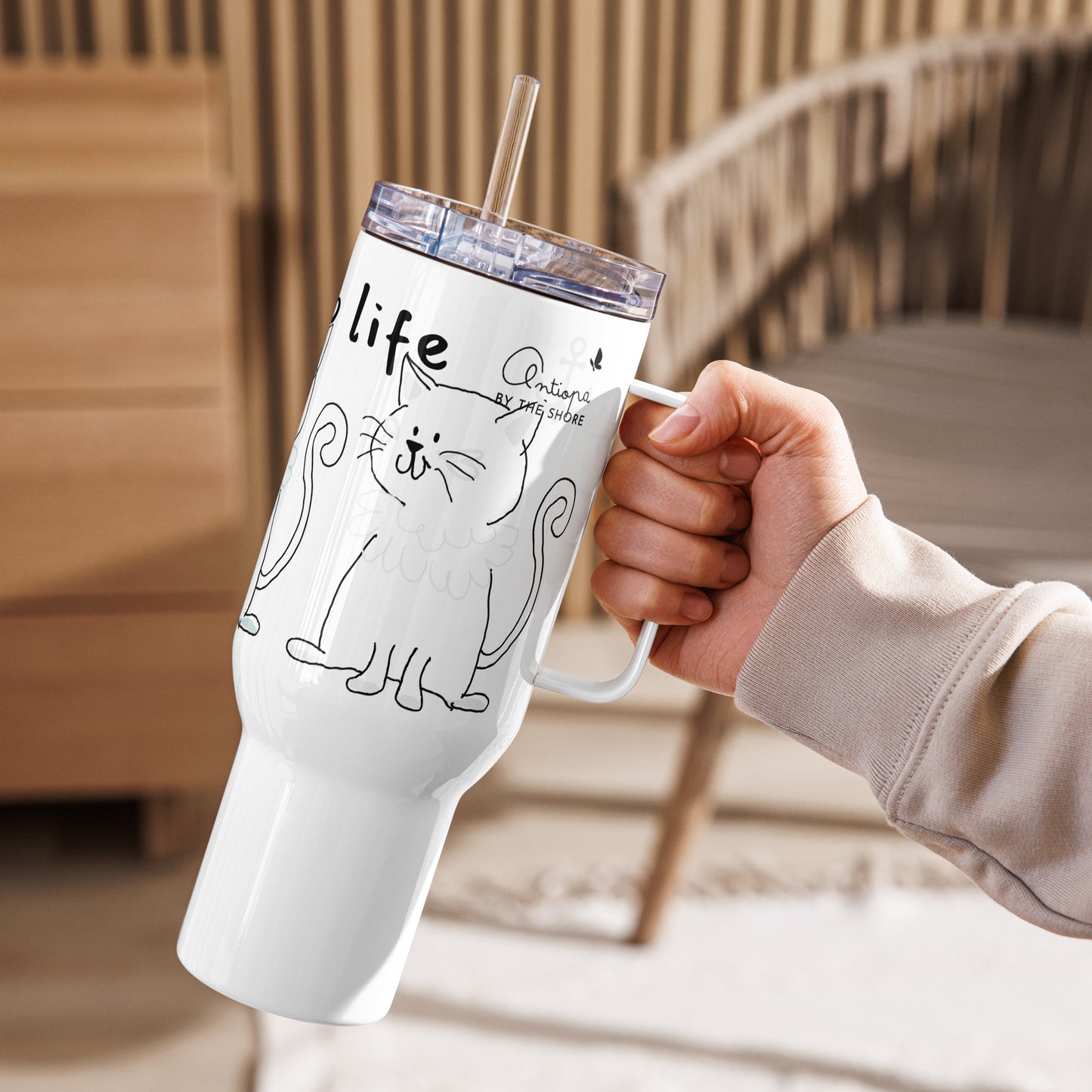 Travel mug with a handle
