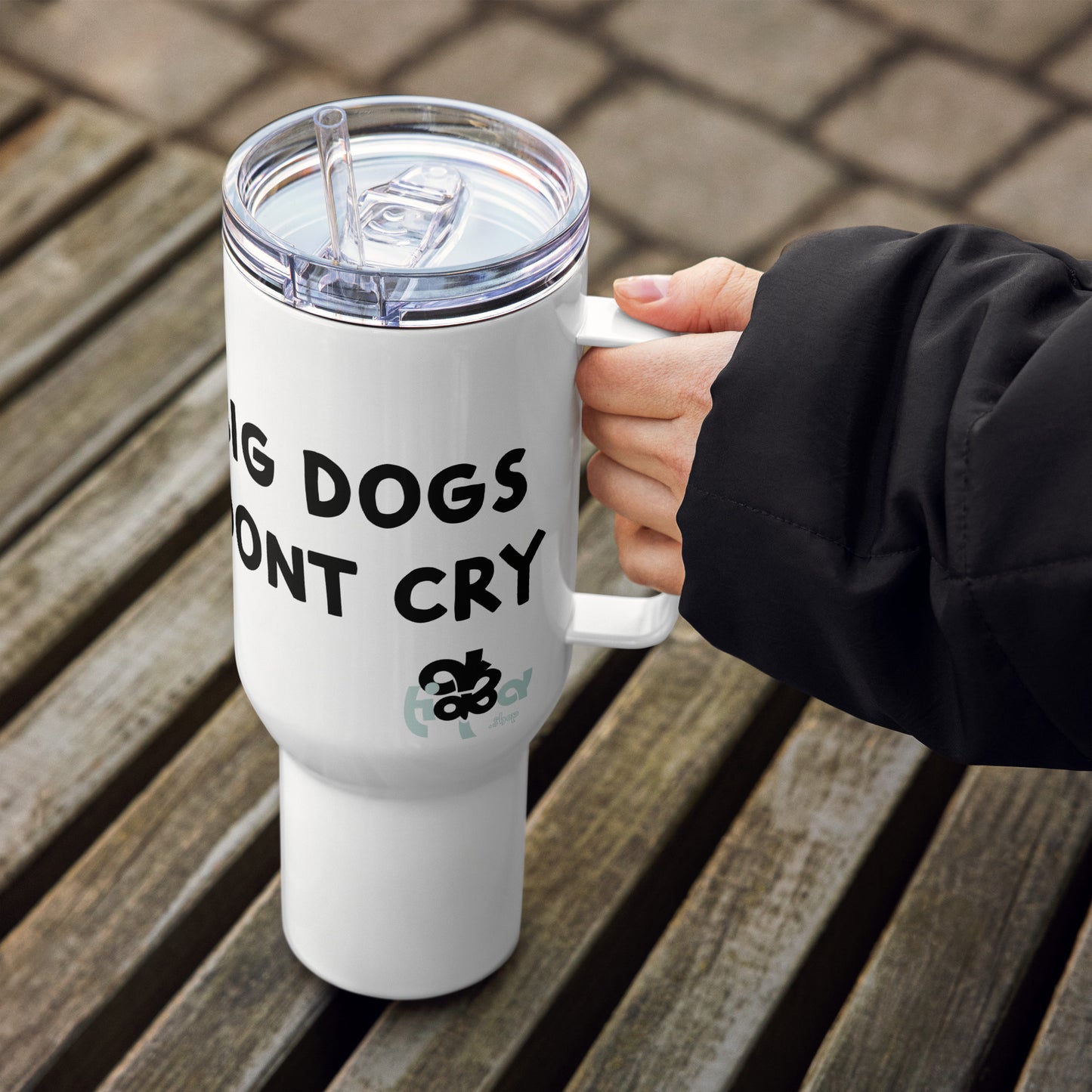 Travel mug with a handle
