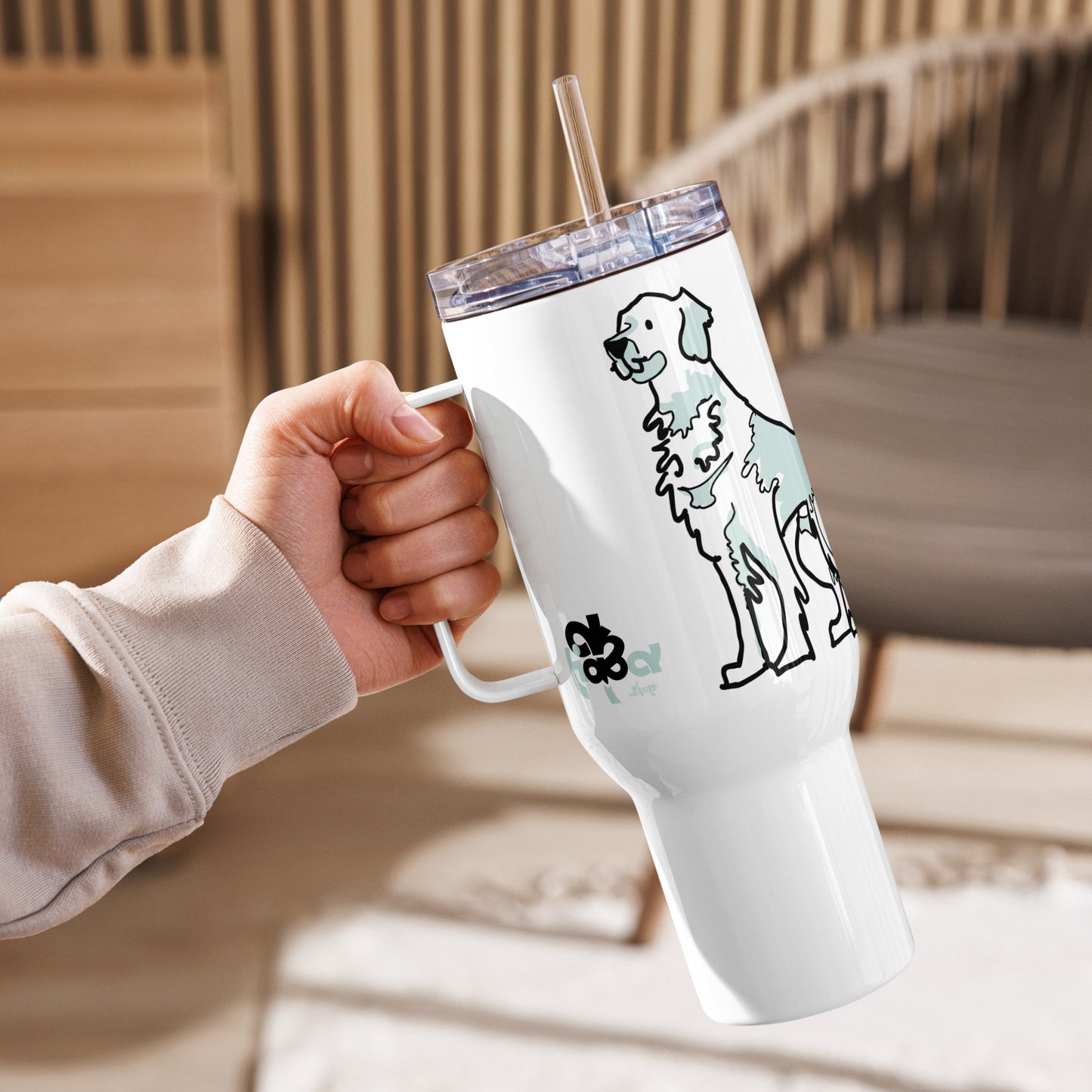 Travel mug with a handle