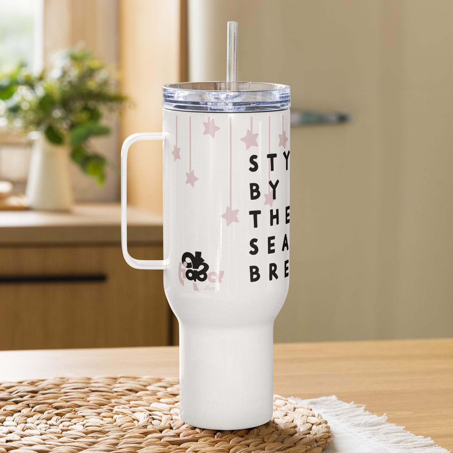 Travel mug with a handle