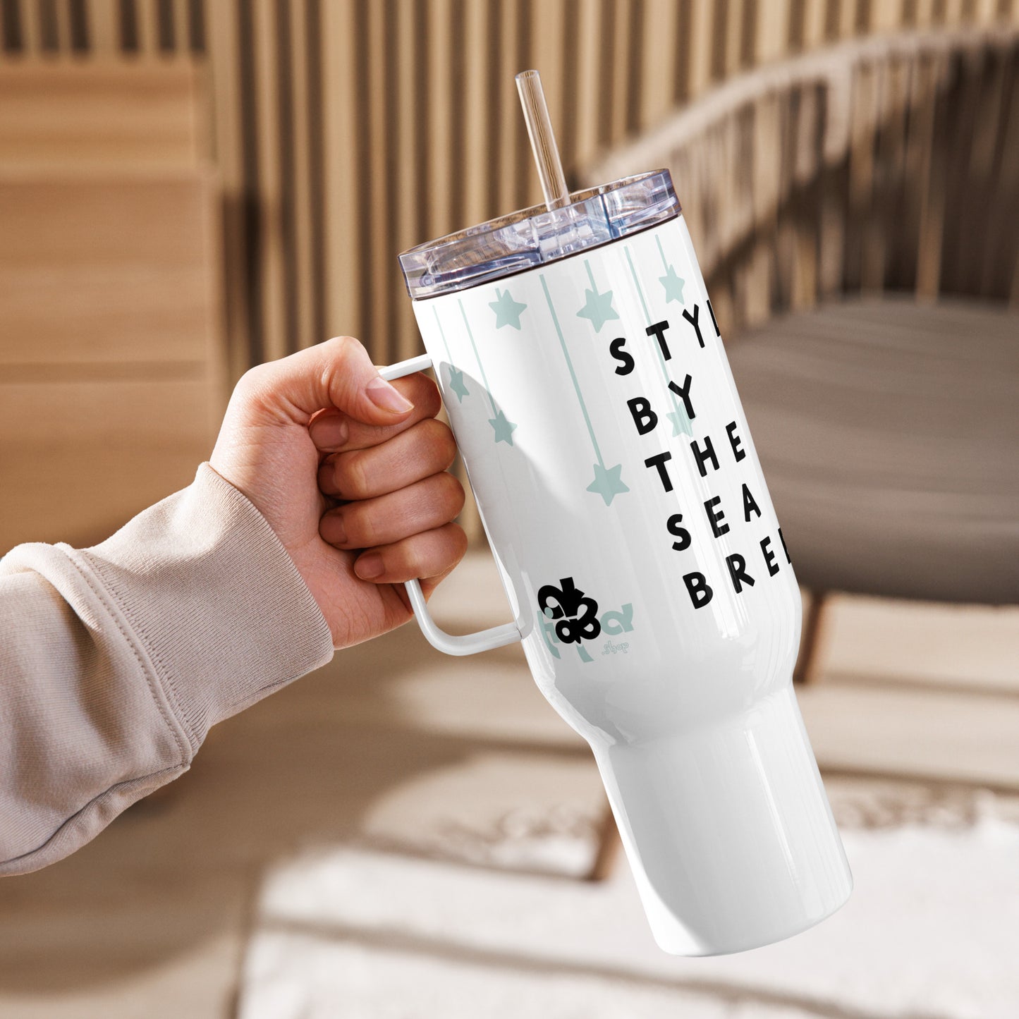 Travel mug with a handle